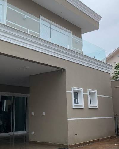 Casa com paredes, tetos e portas recém-pintados